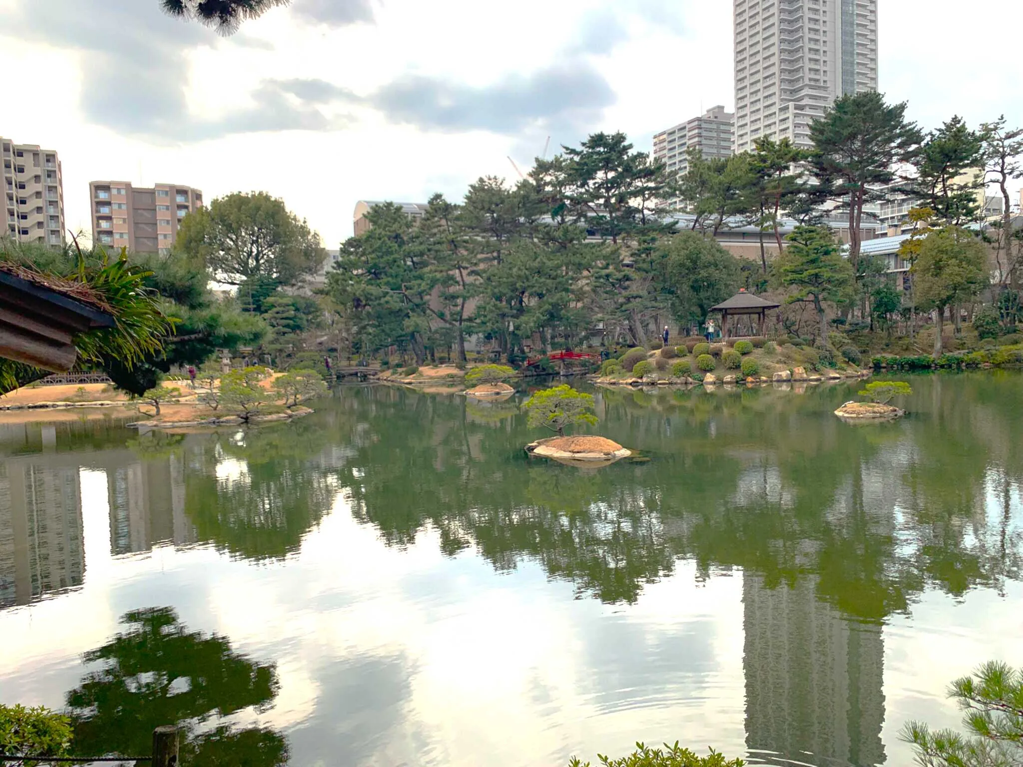 広島 縮景園木製橋(踏雲橋?)付近より