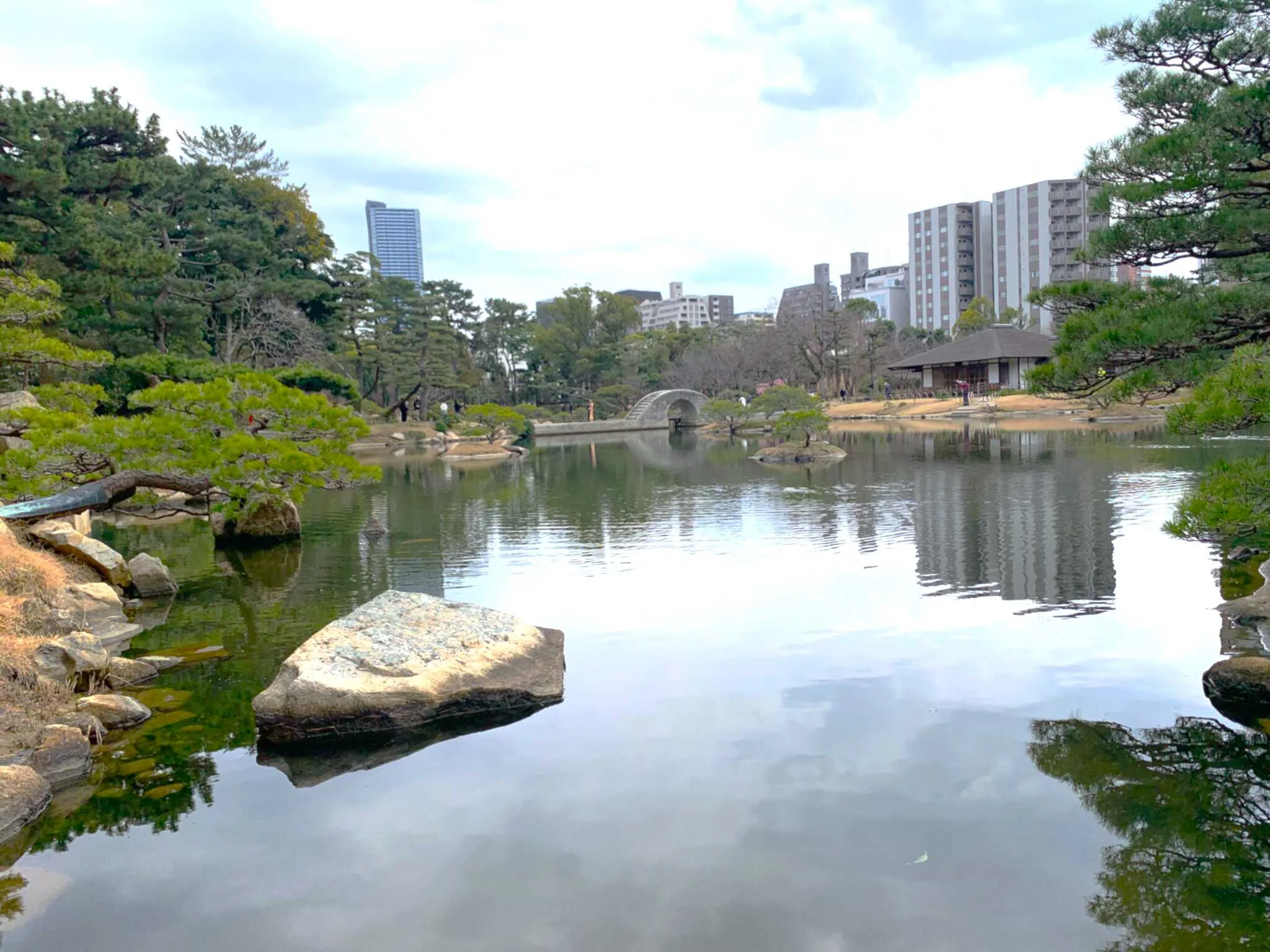 広島 縮景園・積翠巌西の飛び石橋より