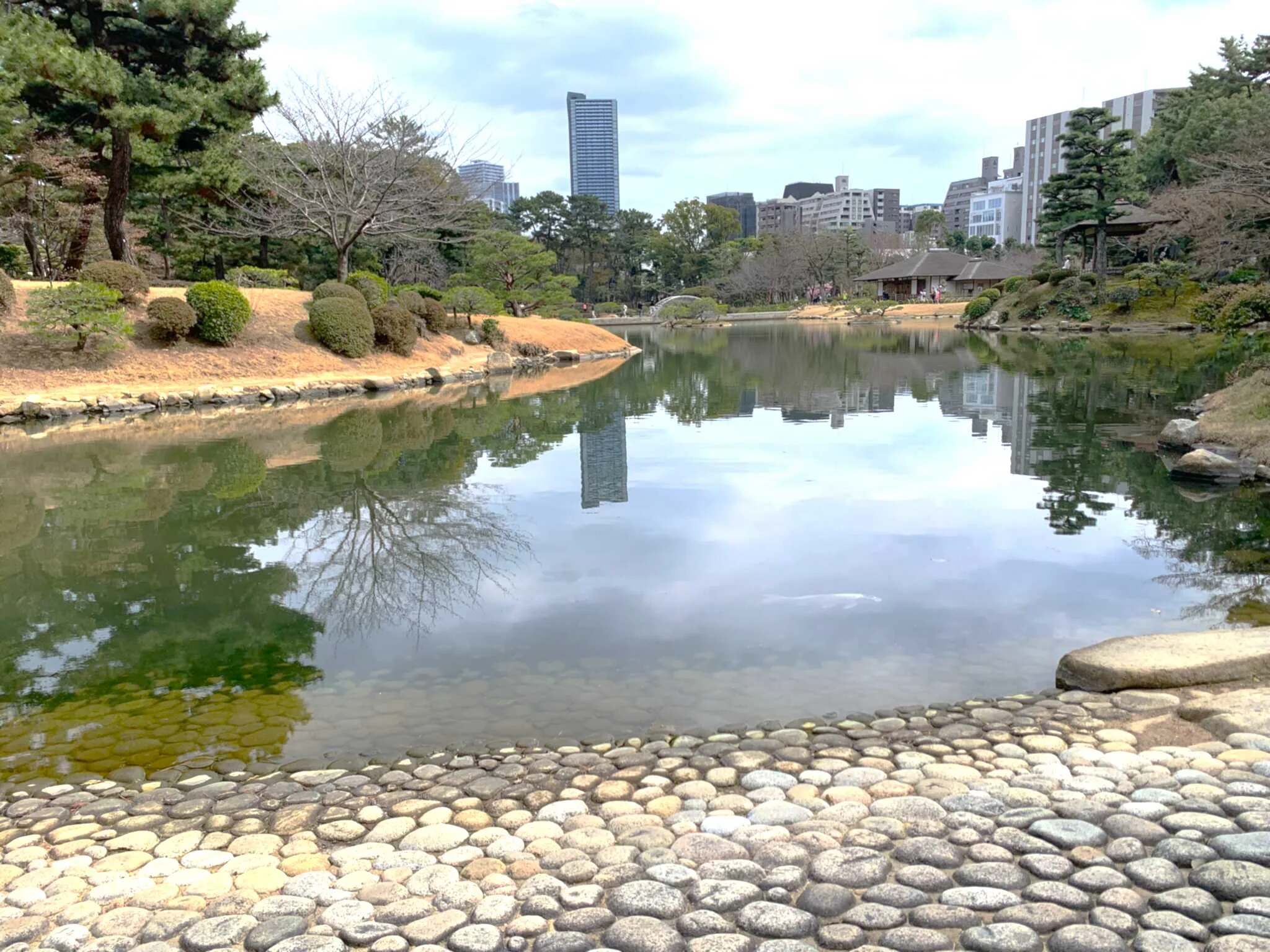 広島 縮景園・濯纓池西の浜洲からの景色
