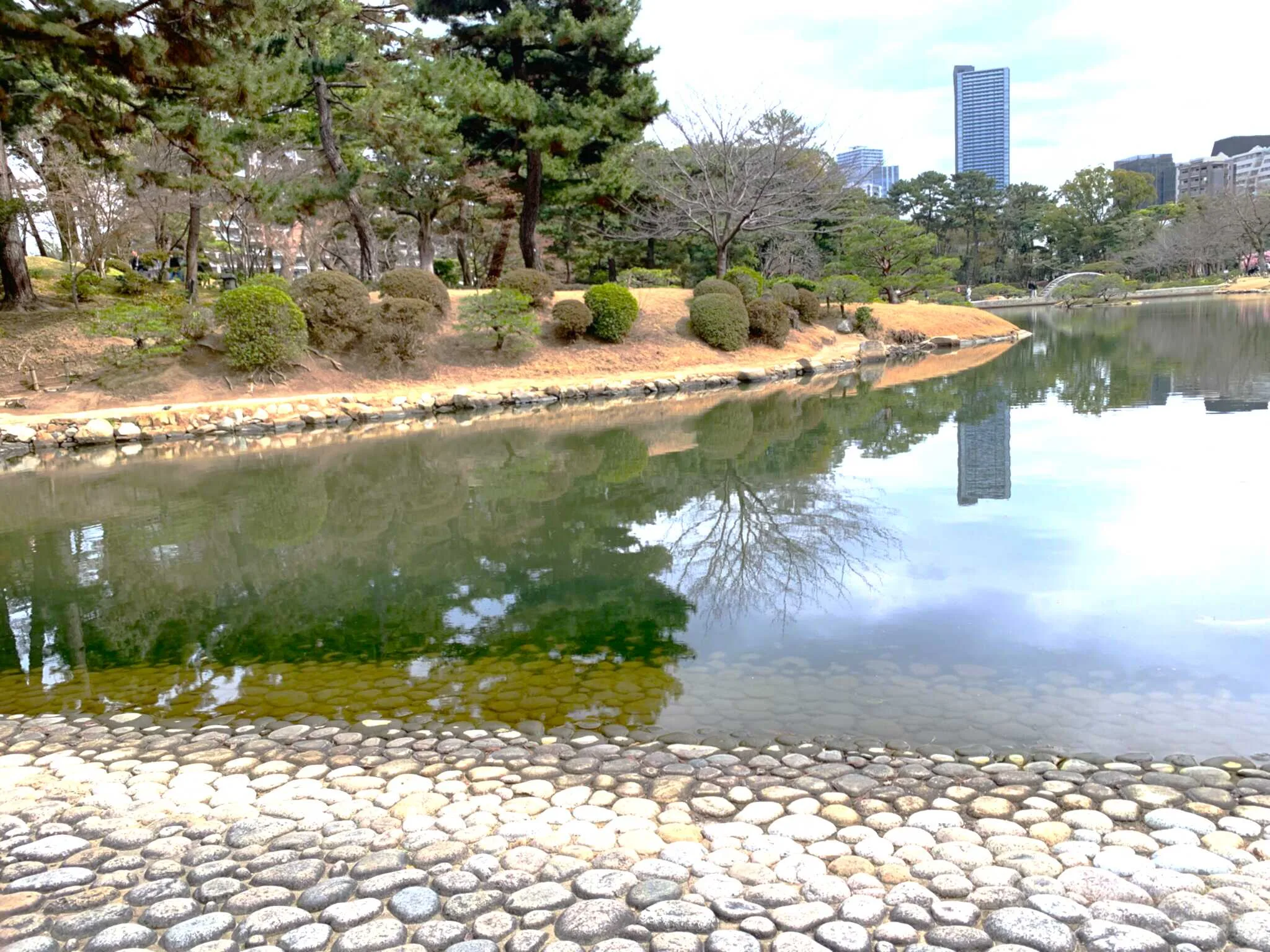 広島 縮景園・濯纓池西の浜洲からの景色