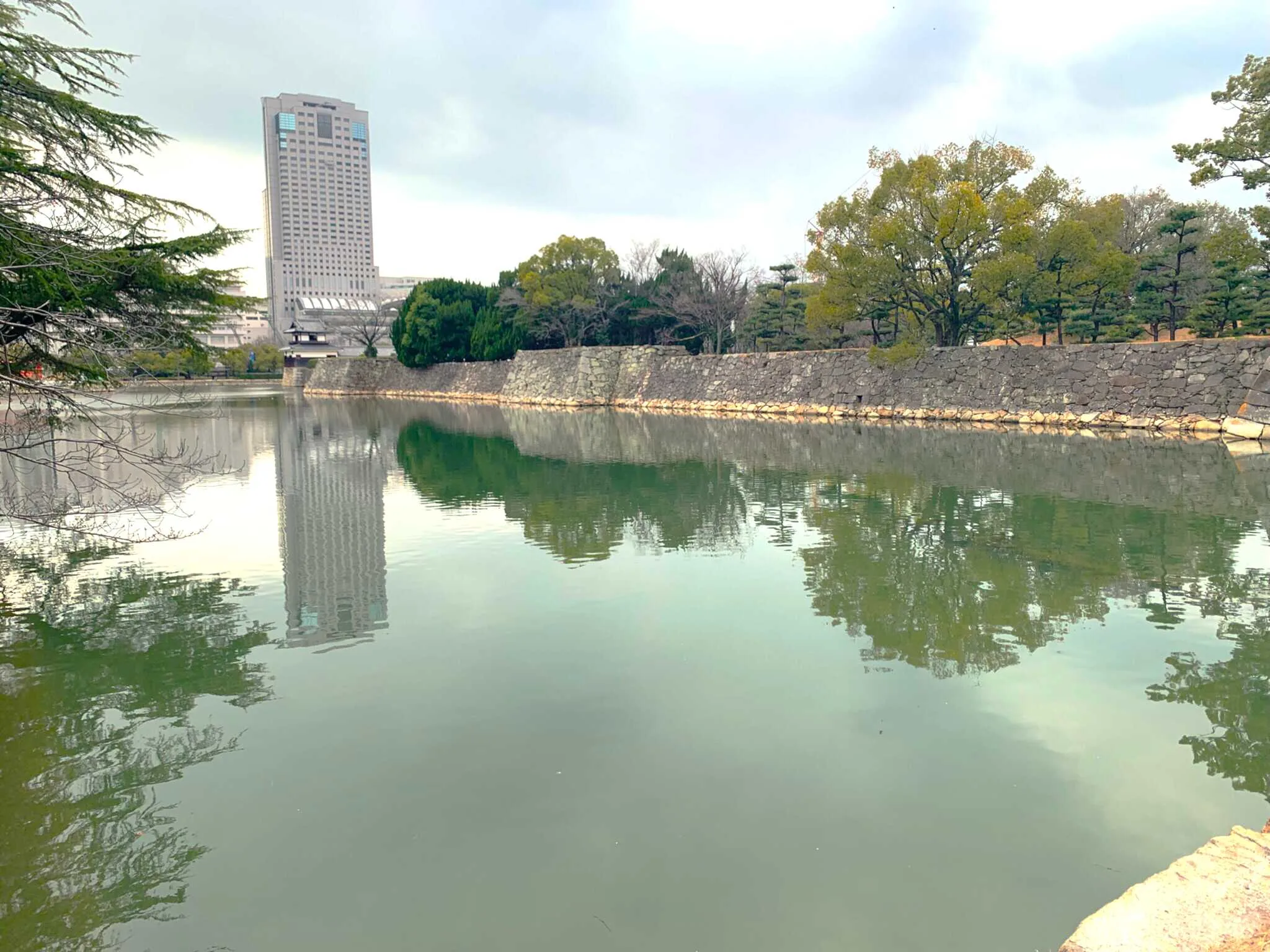 広島城 裏御門跡付近から本丸周囲の堀