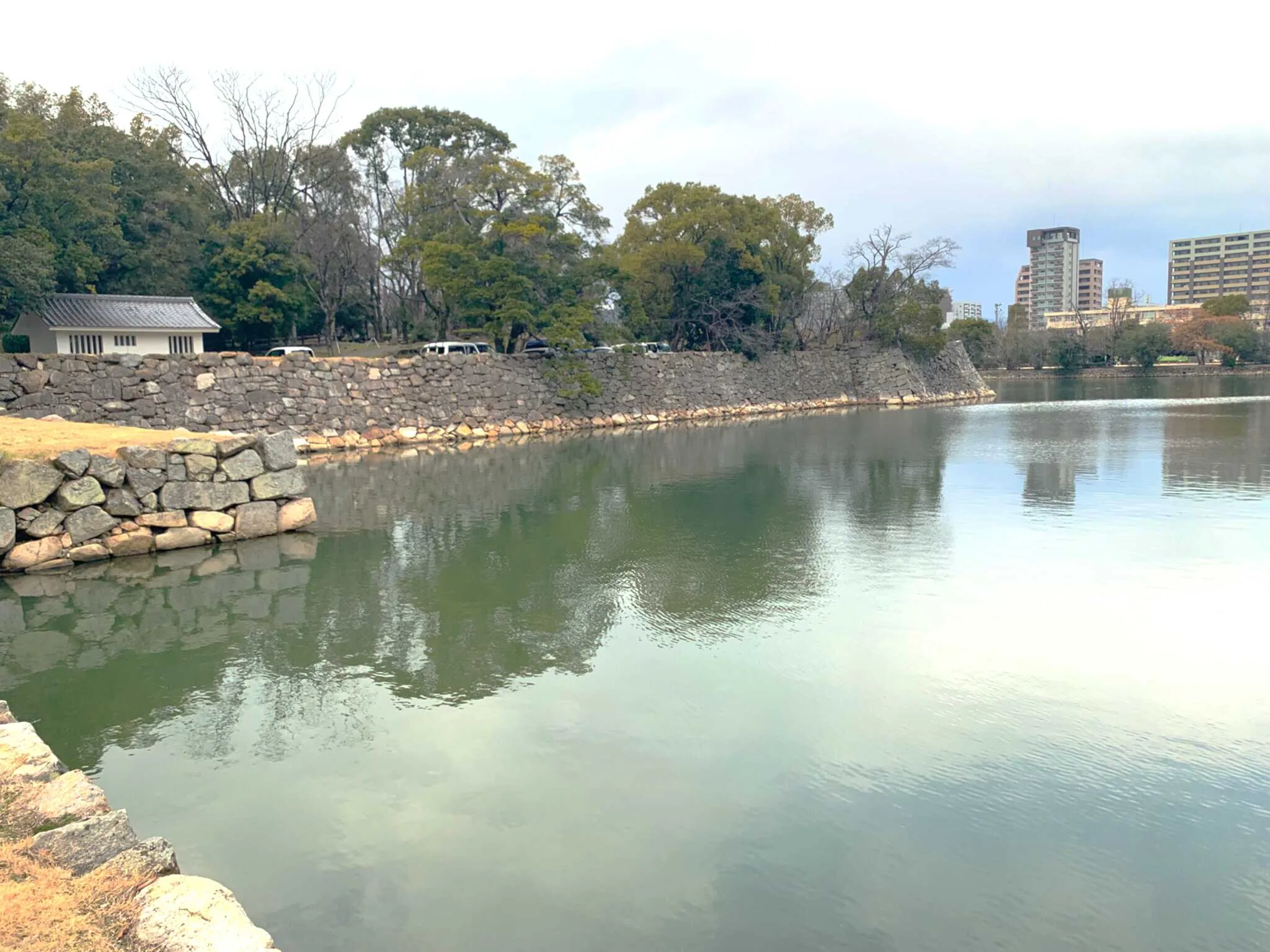 広島城 裏御門跡付近から本丸周囲の堀