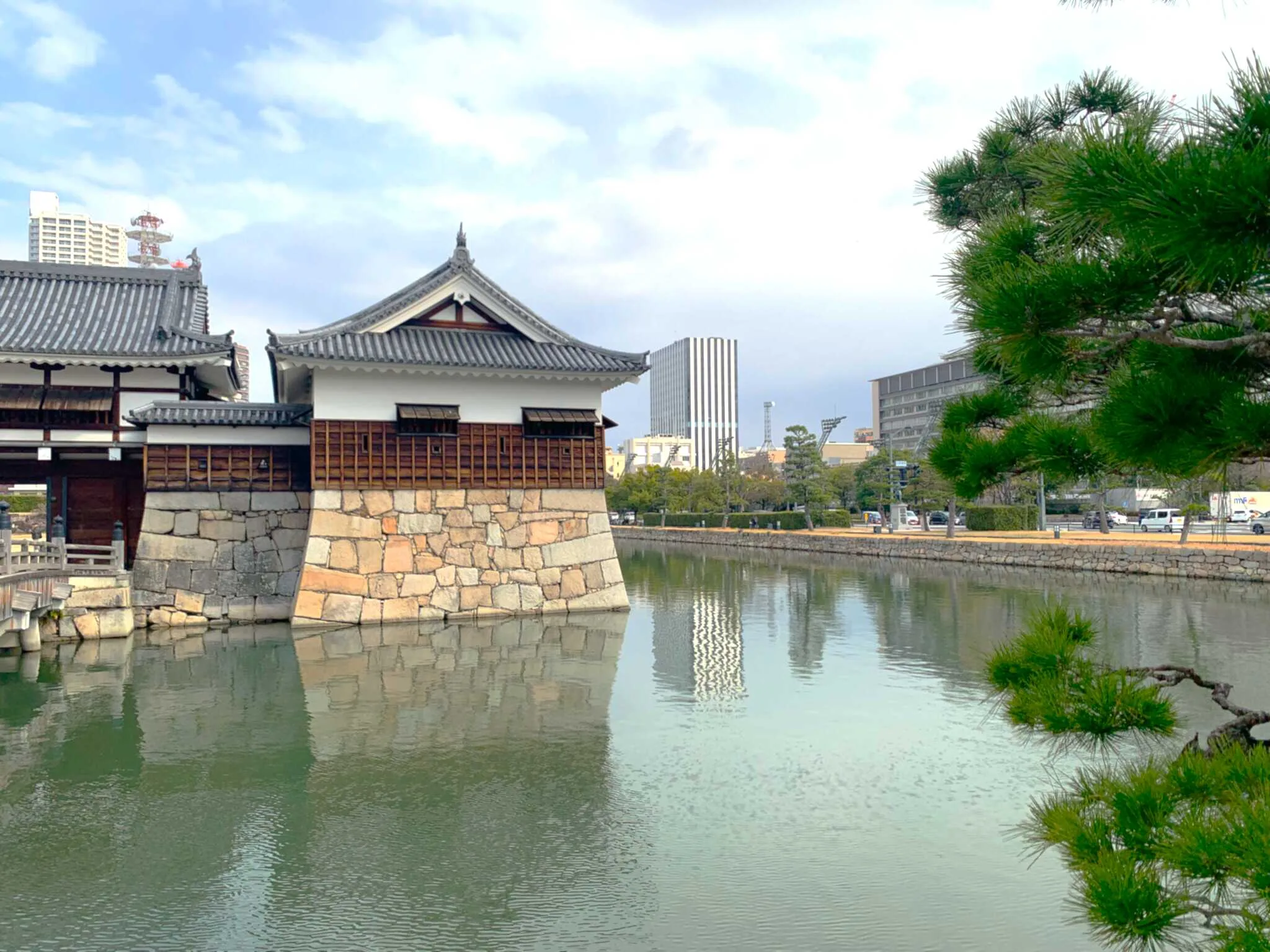 広島城 三ノ丸より(西側塀・御門橋・表御門・平櫓)