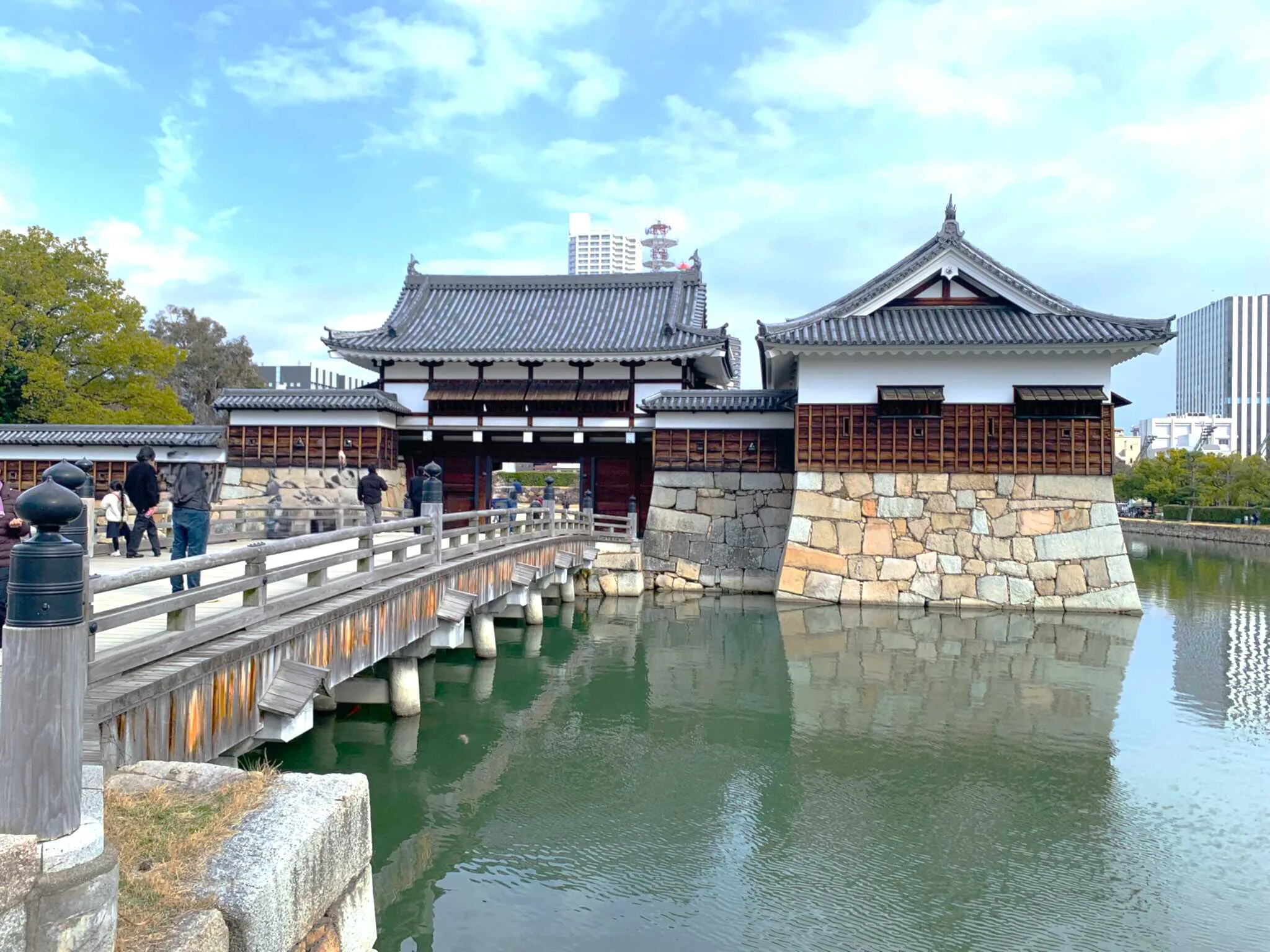 広島城 三ノ丸より(西側塀・御門橋・表御門・平櫓)