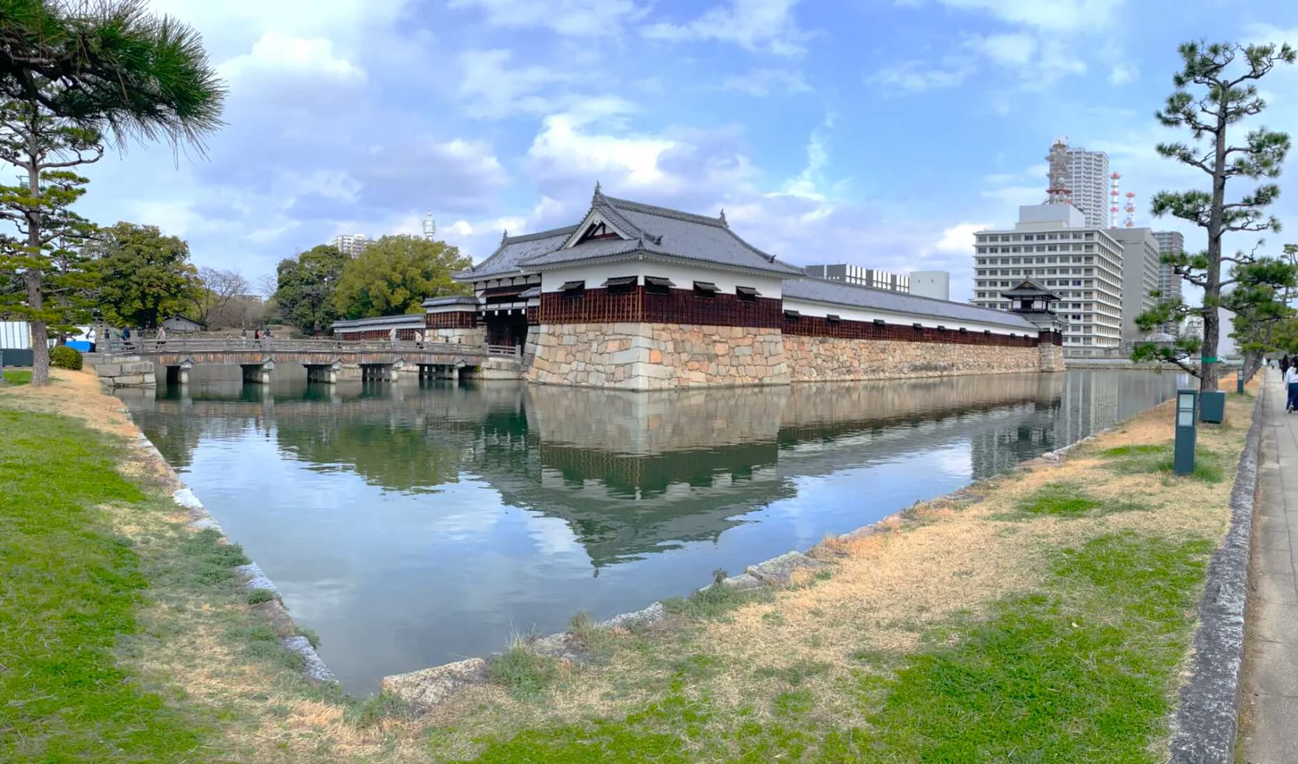 広島城 三ノ丸より(西側塀・御門橋・表御門・平櫓・平櫓・多聞櫓・太鼓櫓)