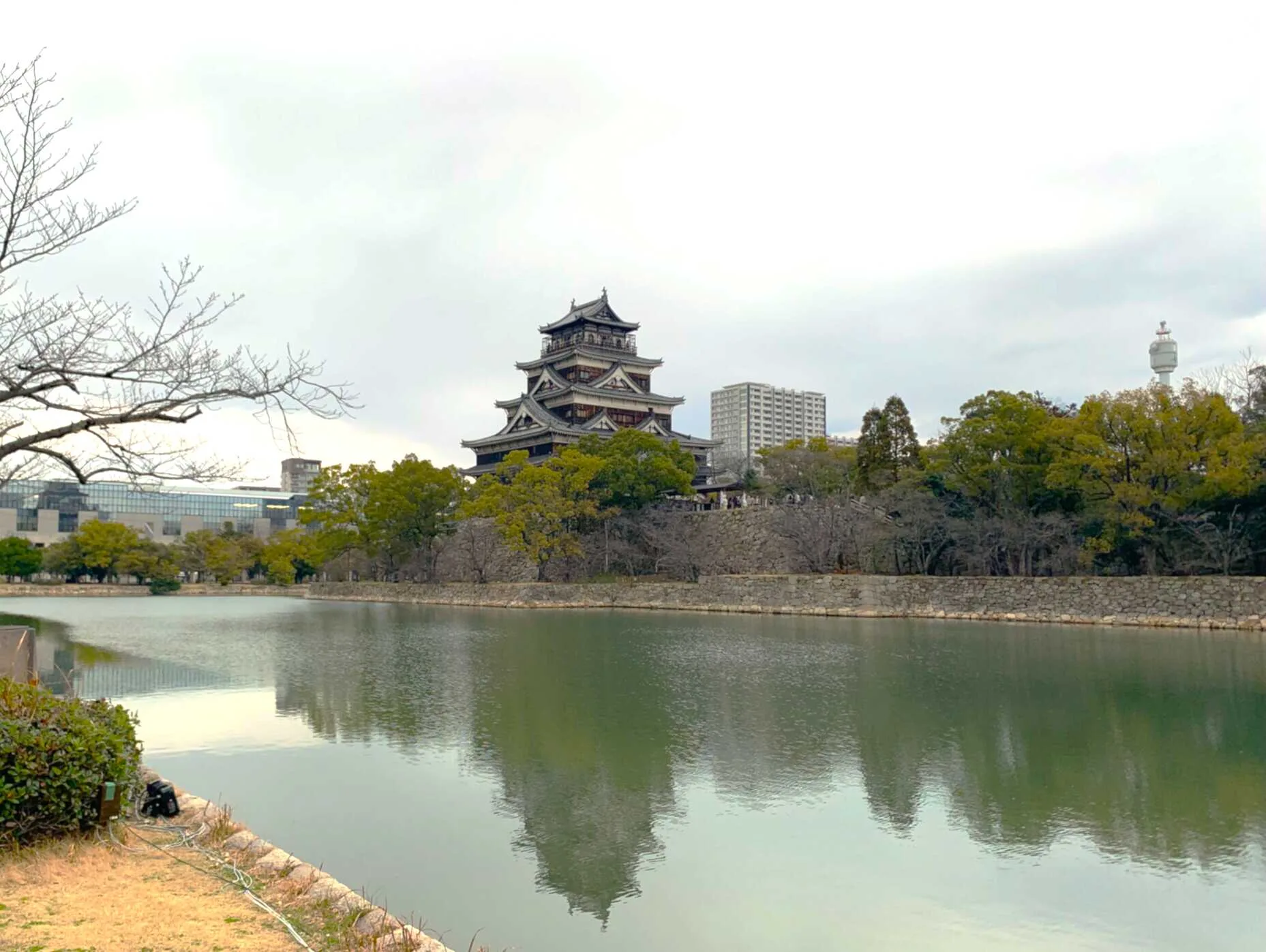 広島城 本丸堀越西から