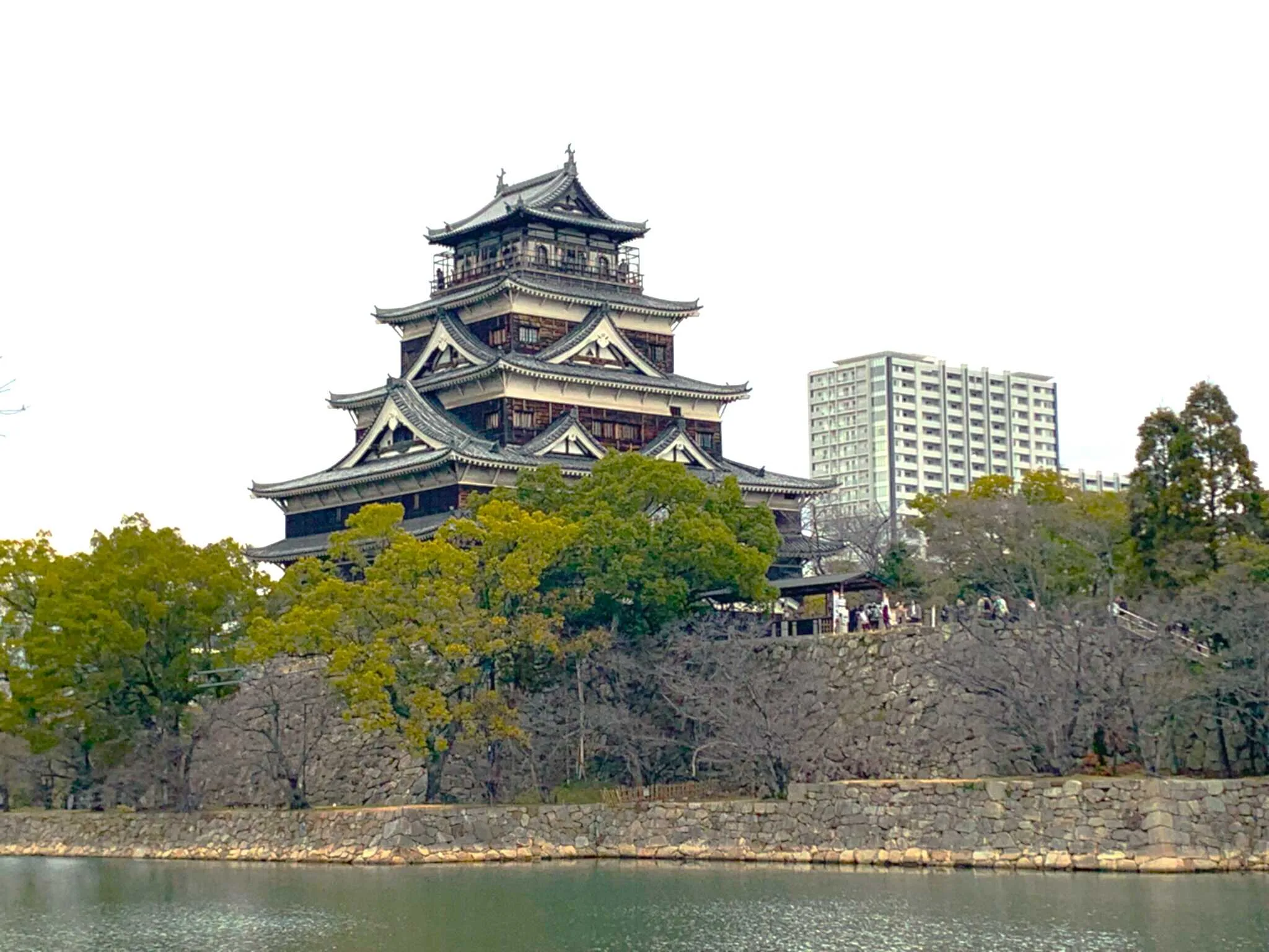 広島城 本丸堀越西から