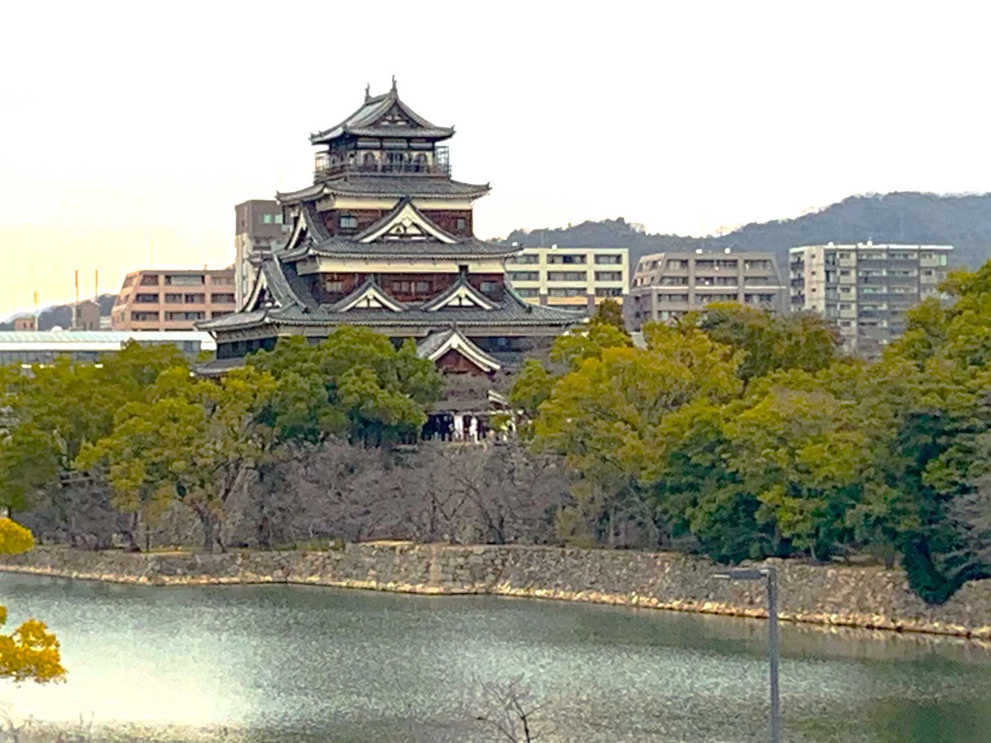 広島城 本丸堀越西から