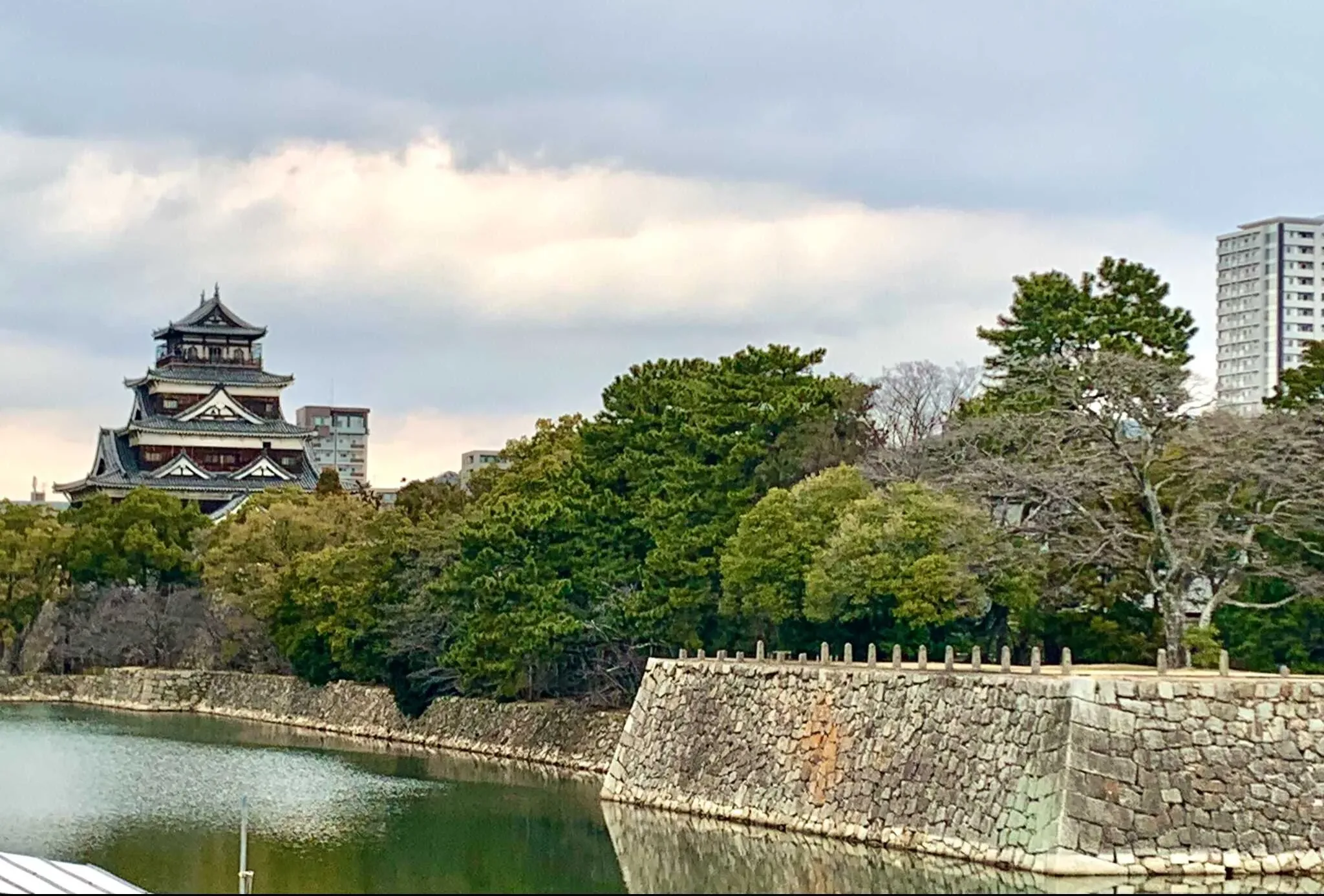 広島城 本丸堀越西から(南西隅二重櫓跡も)