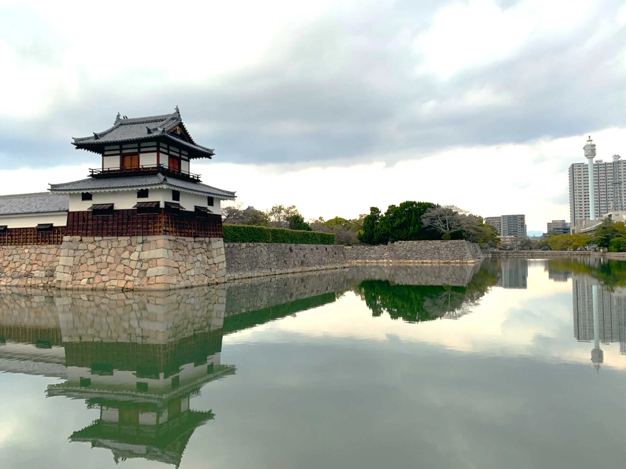 広島城 本丸堀越南から