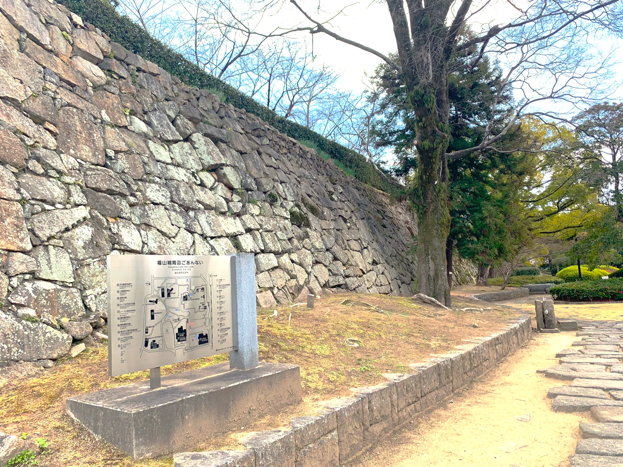 福山城 ふくやま美術館付近から城郭東面の石垣