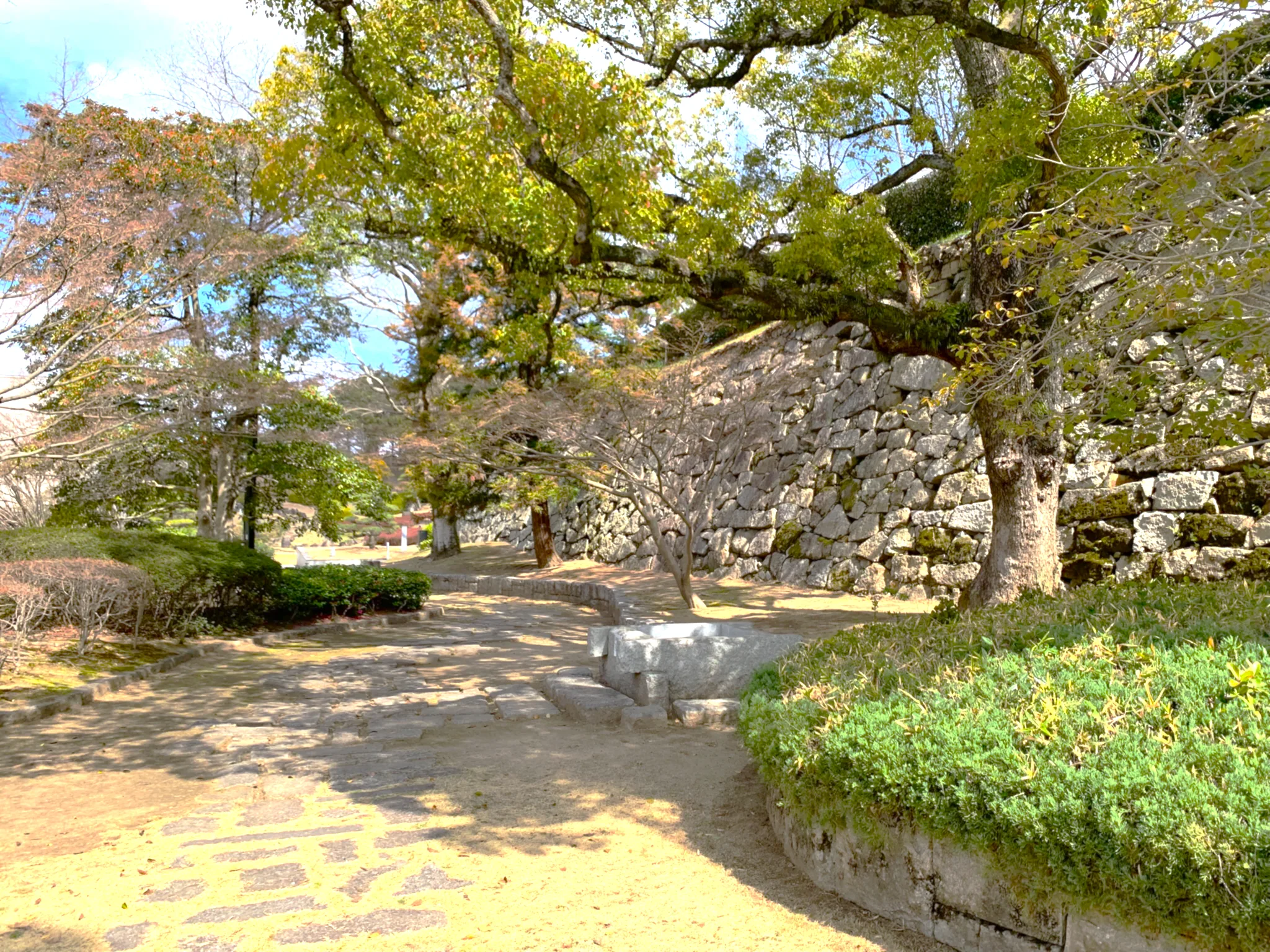 福山城 ふくやま美術館付近から城郭東面の石垣