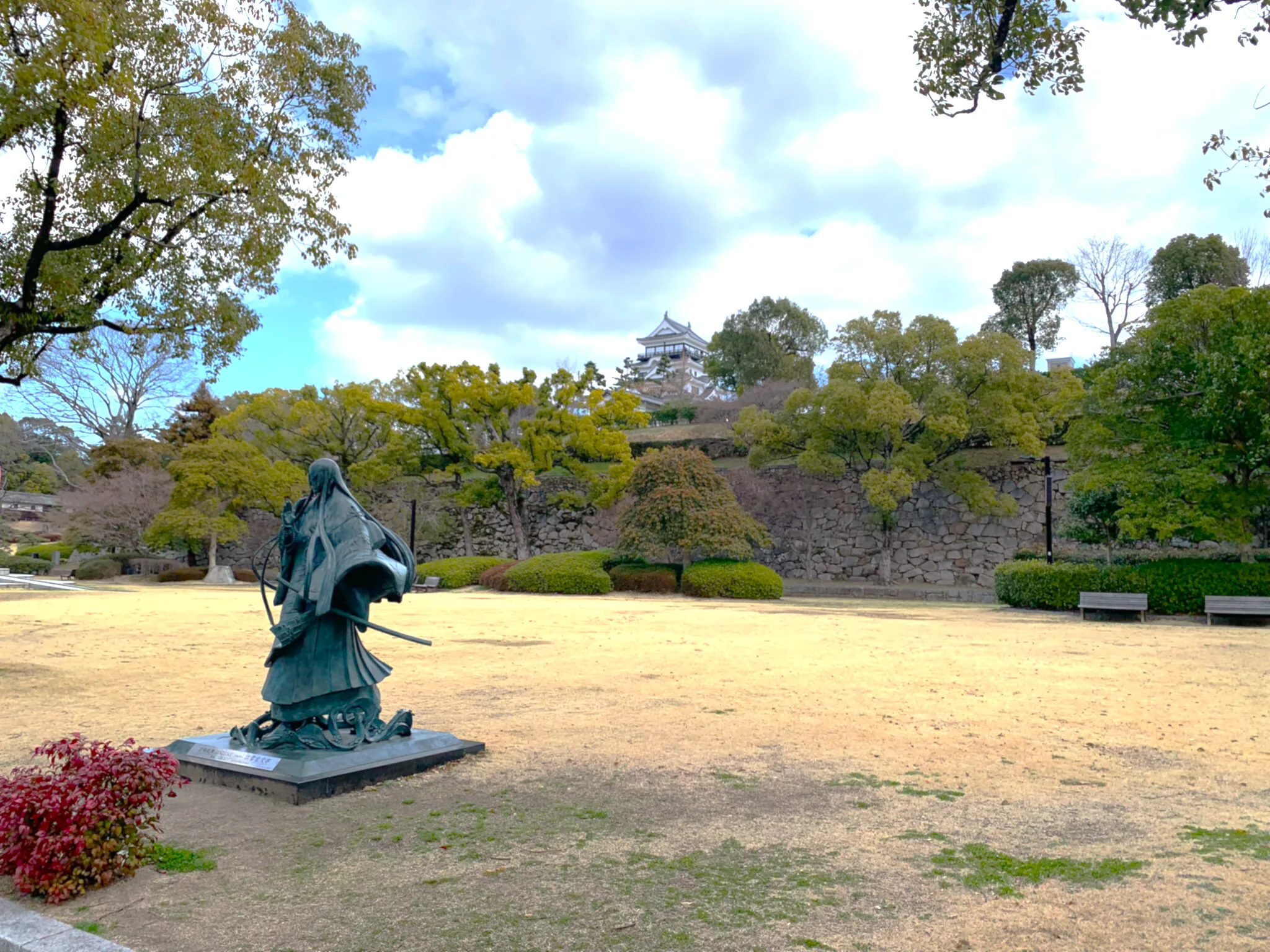 福山城 ふくやま美術館付近から城郭東面の石垣と刀剣男士 江雪左文字像